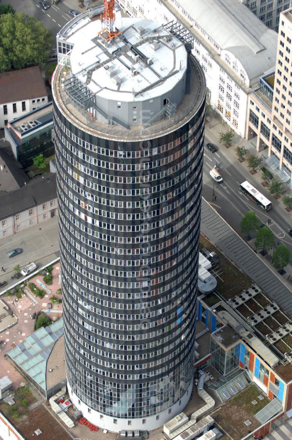 Jena from the bird's eye view: Blick auf den INTERSHOP Tower, einem Bürohochhaus der Intershop Communications AG in Jena. Das zu DDR-Zeiten errichtete und 1999 umgebaute Hochhaus geht auf einen Entwurf des Architekten Hermann Henselmann zurück. View of the INTERSHOP Tower, an office building Intershop Communications AG in Jena.