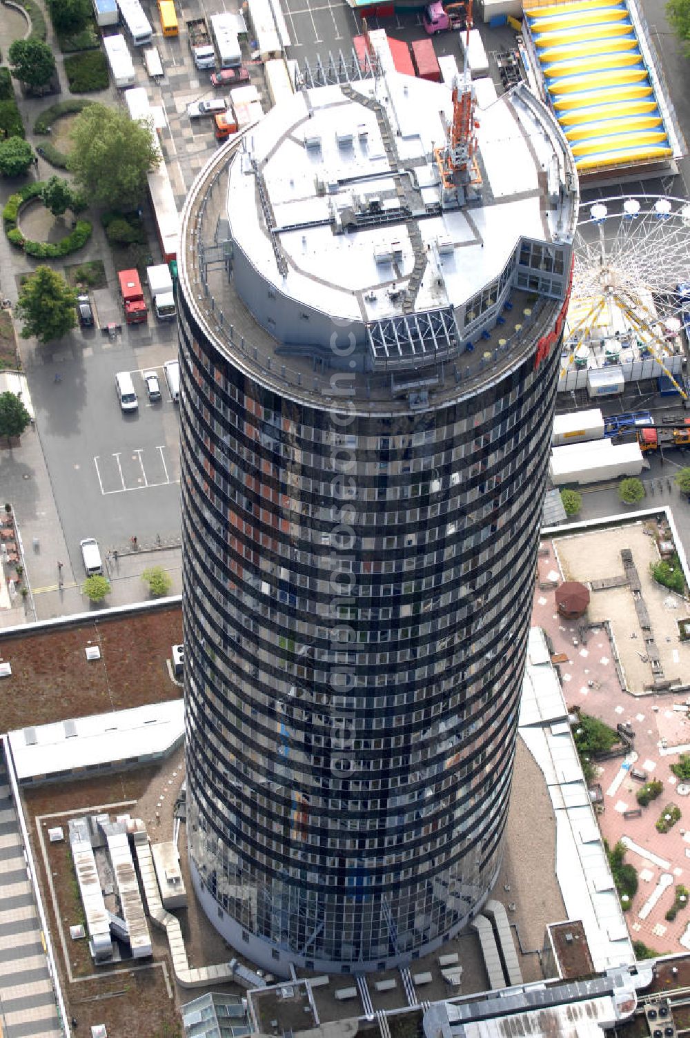 Aerial photograph Jena - Blick auf den INTERSHOP Tower, einem Bürohochhaus der Intershop Communications AG in Jena. Das zu DDR-Zeiten errichtete und 1999 umgebaute Hochhaus geht auf einen Entwurf des Architekten Hermann Henselmann zurück. View of the INTERSHOP Tower, an office building Intershop Communications AG in Jena.