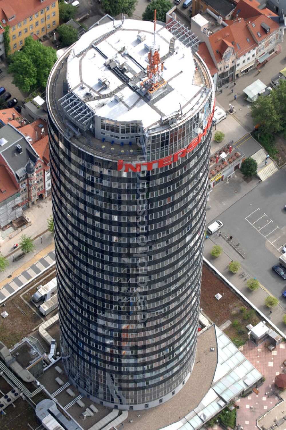 Jena from above - Blick auf den INTERSHOP Tower, einem Bürohochhaus der Intershop Communications AG in Jena. Das zu DDR-Zeiten errichtete und 1999 umgebaute Hochhaus geht auf einen Entwurf des Architekten Hermann Henselmann zurück. View of the INTERSHOP Tower, an office building Intershop Communications AG in Jena.