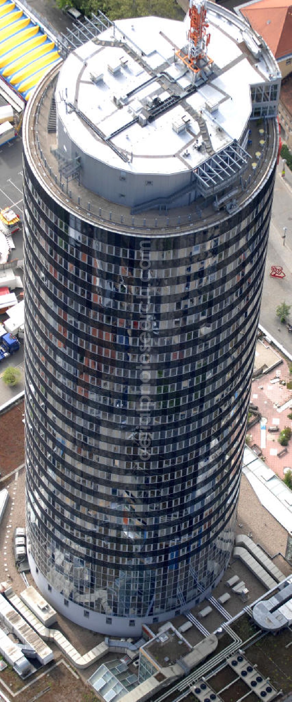 Jena from the bird's eye view: Blick auf den INTERSHOP Tower, einem Bürohochhaus der Intershop Communications AG in Jena. Das zu DDR-Zeiten errichtete und 1999 umgebaute Hochhaus geht auf einen Entwurf des Architekten Hermann Henselmann zurück. View of the INTERSHOP Tower, an office building Intershop Communications AG in Jena.