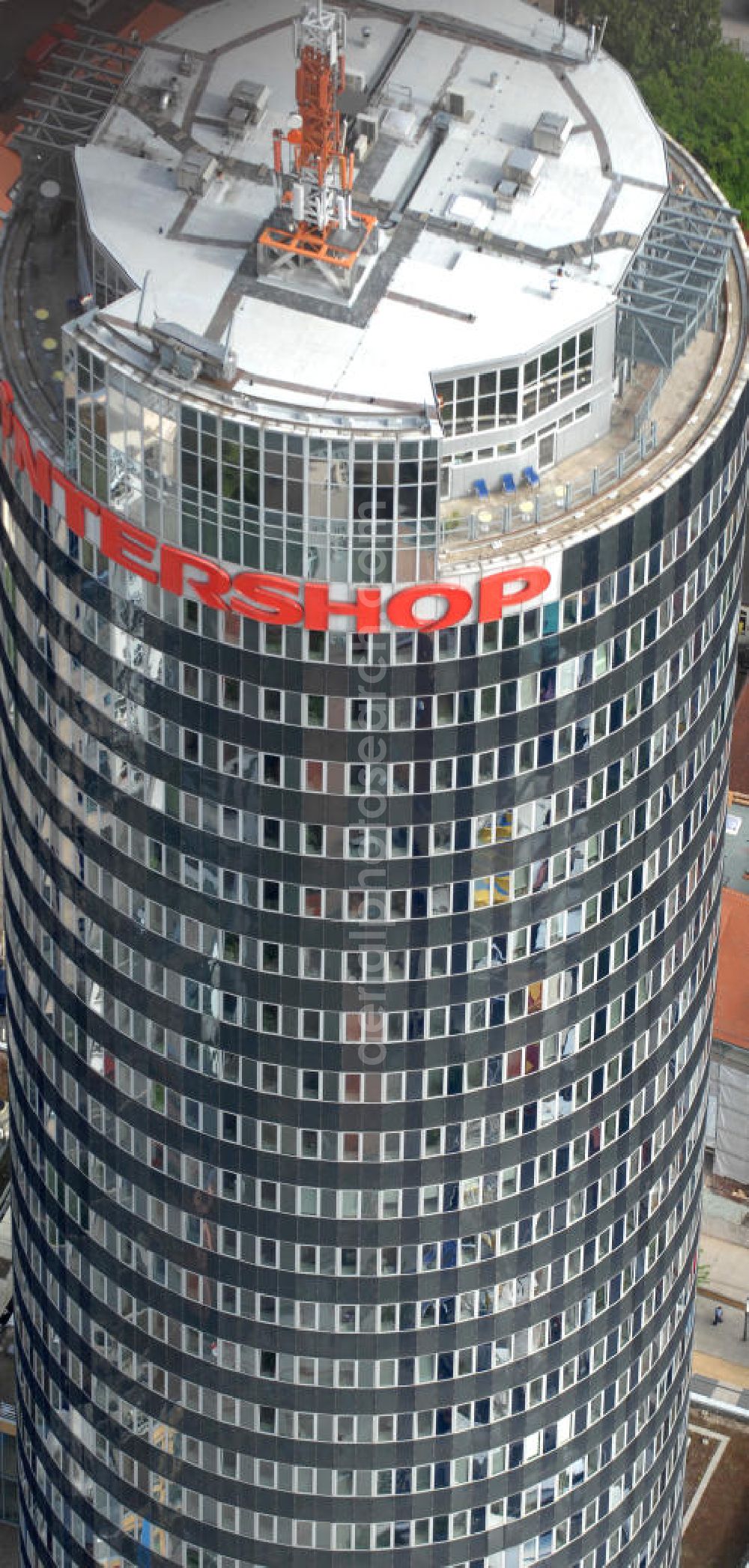 Jena from above - Blick auf den INTERSHOP Tower, einem Bürohochhaus der Intershop Communications AG in Jena. Das zu DDR-Zeiten errichtete und 1999 umgebaute Hochhaus geht auf einen Entwurf des Architekten Hermann Henselmann zurück. View of the INTERSHOP Tower, an office building Intershop Communications AG in Jena.