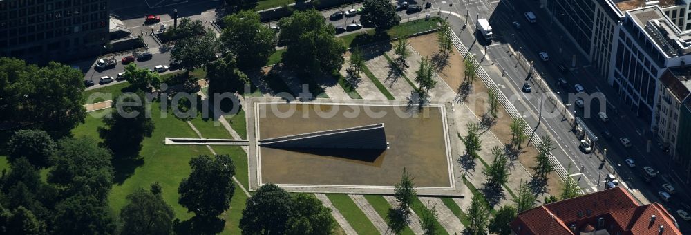 Berlin from the bird's eye view: Invalids Park with wall fountain on Invalidenstrasse in Mitte district of Berlin