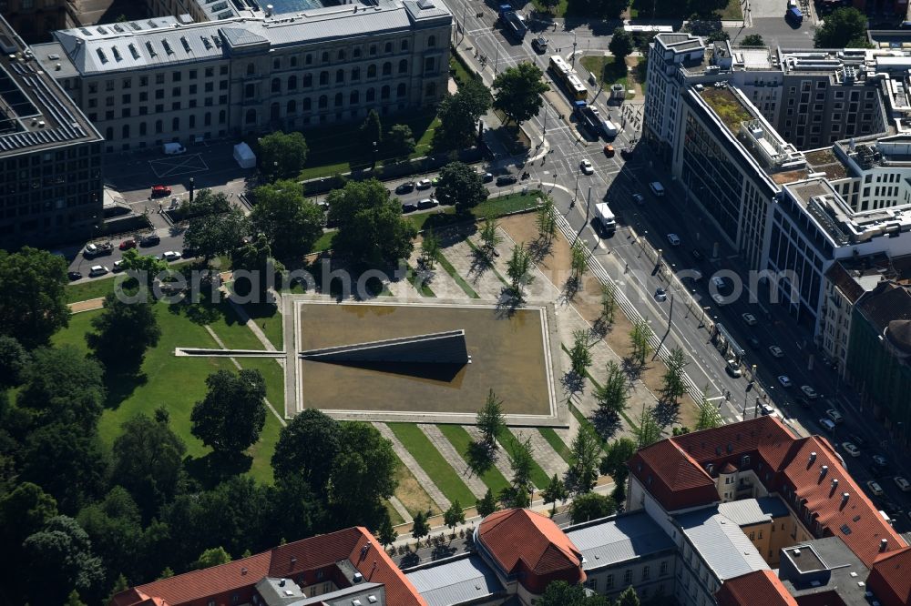 Aerial image Berlin - Invalids Park with wall fountain on Invalidenstrasse in Mitte district of Berlin