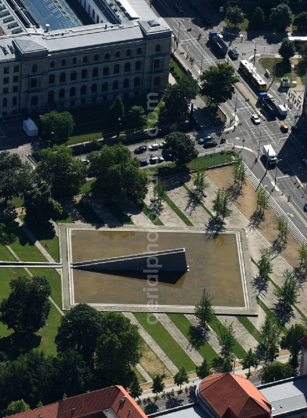 Aerial photograph Berlin - Invalids Park with wall fountain on Invalidenstrasse in Mitte district of Berlin