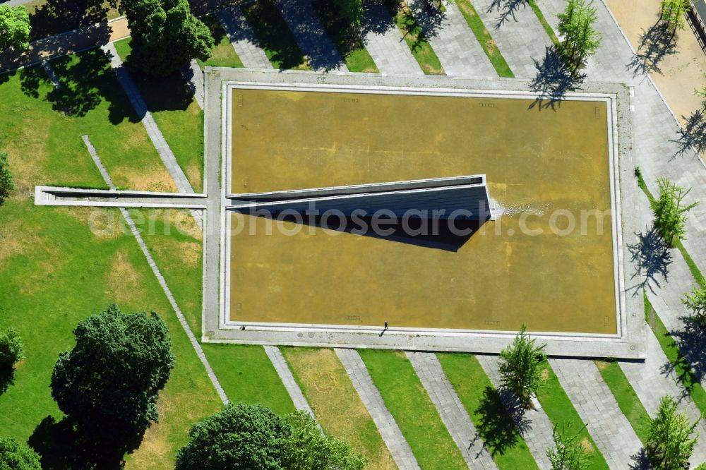 Berlin from above - Invalids Park with wall fountain on Invalidenstrasse in Mitte district of Berlin