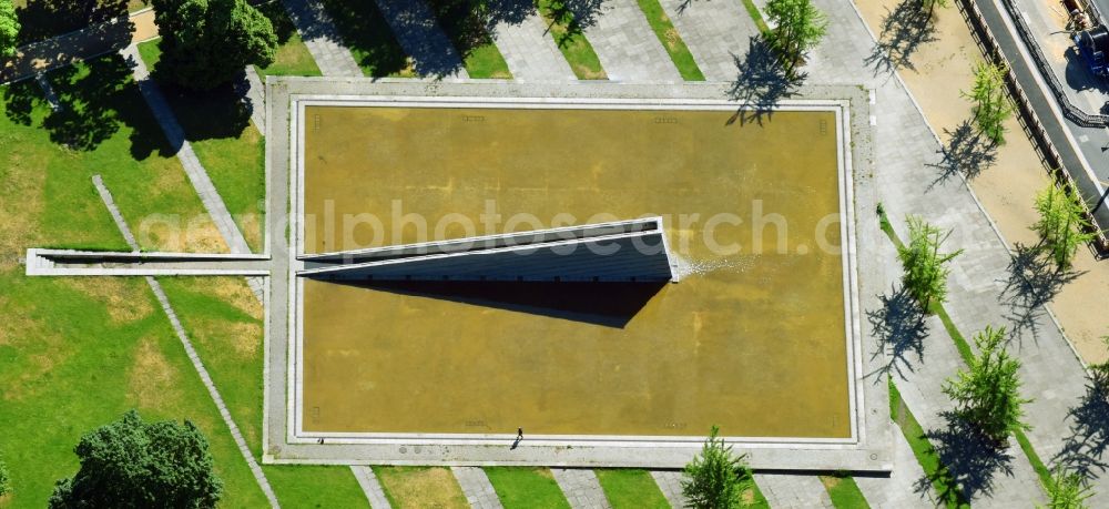 Aerial image Berlin - Invalids Park with wall fountain on Invalidenstrasse in Mitte district of Berlin