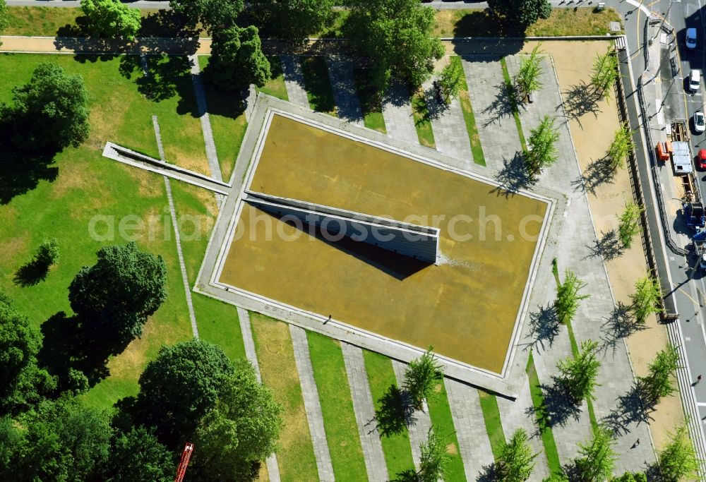 Aerial photograph Berlin - Invalids Park with wall fountain on Invalidenstrasse in Mitte district of Berlin