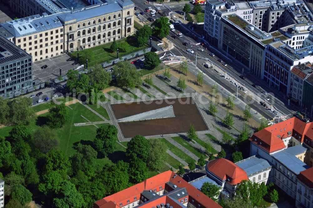 Aerial photograph Berlin - At the Invalidenstrasse between Scharnhorststrasse and the black path in the Mitte district of Berlin was probably applied to designs of garden designer Peter Joseph Lenne in the 19th century the Invalidenpark. By the Wall came down, the area of the landscape architect Atelier Phusis with Christophe Girot has been redesigned. The center of the park is the wall fountain, which symbolizes the sinking in the water the Berlin Wall. On the eastern side of the Invalidenpark the Federal Ministry of Transport and digital infrastructure has its headquarters