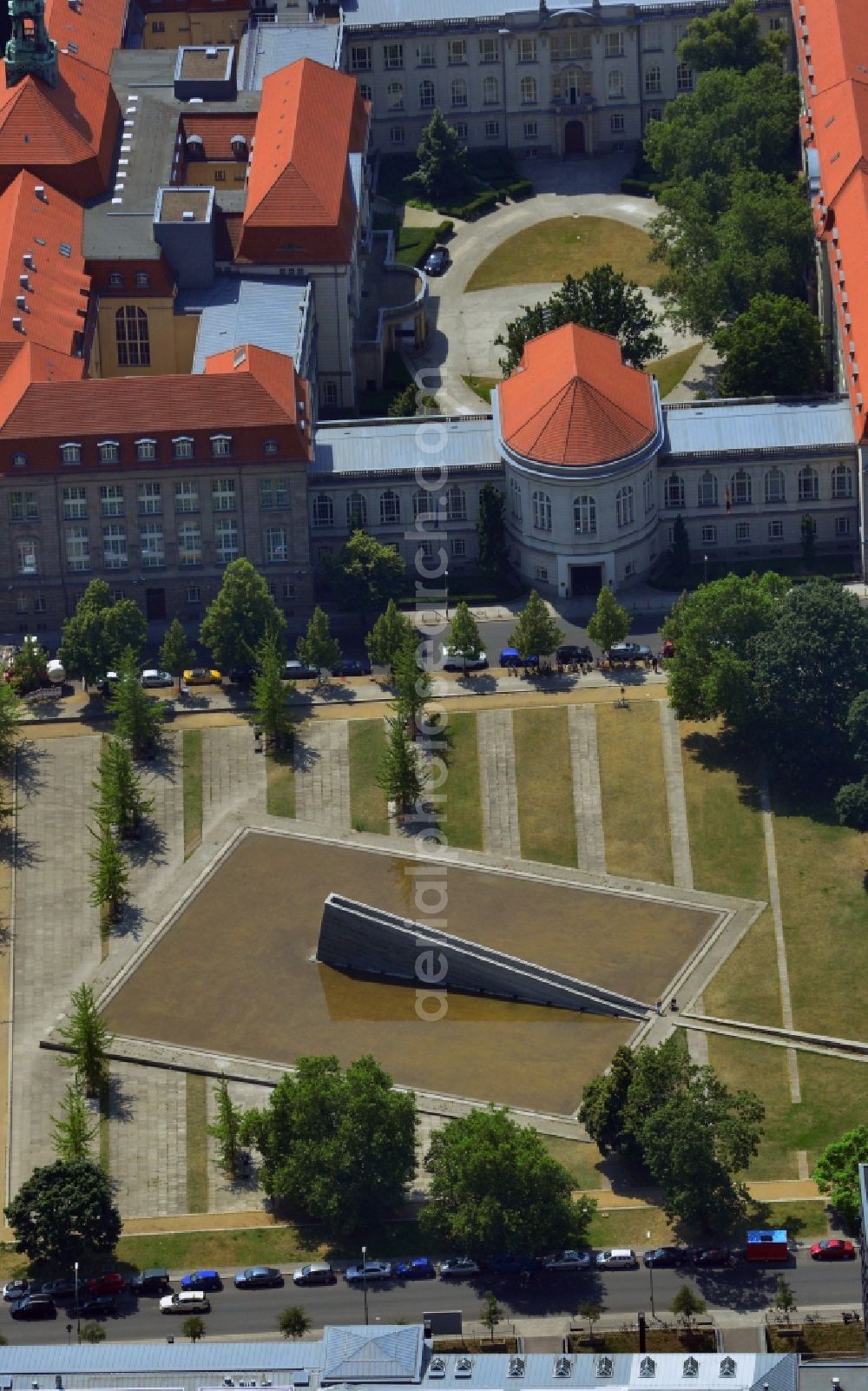 Berlin from the bird's eye view: At the Invalidenstrasse between Scharnhorststrasse and the black path in the Mitte district of Berlin was probably applied to designs of garden designer Peter Joseph Lenne in the 19th century the Invalidenpark. By the Wall came down, the area of the landscape architect Atelier Phusis with Christophe Girot has been redesigned. The center of the park is the wall fountain, which symbolizes the sinking in the water the Berlin Wall. On the eastern side of the Invalidenpark the Federal Ministry of Transport and digital infrastructure has its headquarters