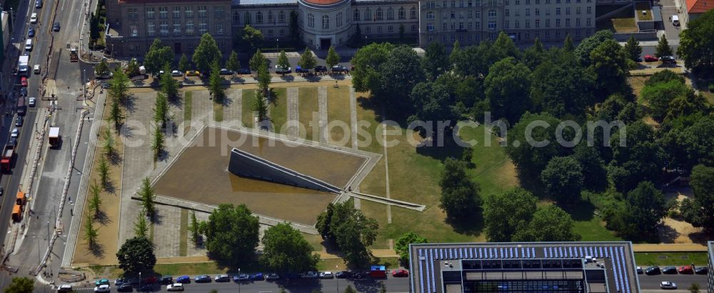 Aerial image Berlin - At the Invalidenstrasse between Scharnhorststrasse and the black path in the Mitte district of Berlin was probably applied to designs of garden designer Peter Joseph Lenne in the 19th century the Invalidenpark. By the Wall came down, the area of the landscape architect Atelier Phusis with Christophe Girot has been redesigned. The center of the park is the wall fountain, which symbolizes the sinking in the water the Berlin Wall. On the eastern side of the Invalidenpark the Federal Ministry of Transport and digital infrastructure has its headquarters