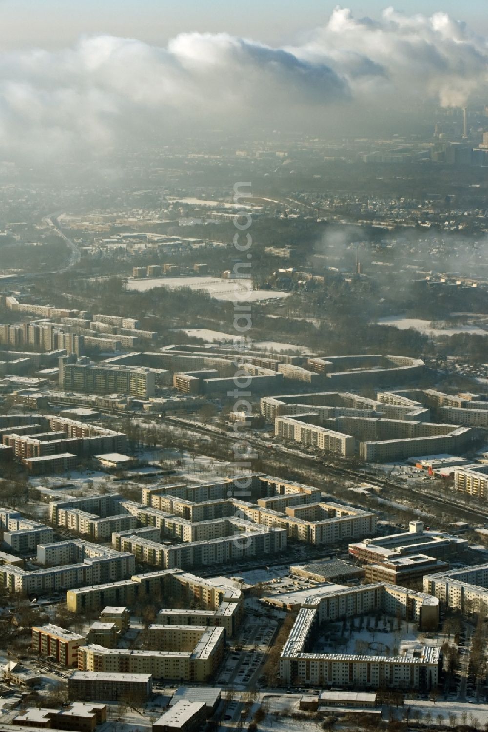 Aerial photograph Berlin - Inversion - Weather conditions at the horizon over the district Marzahn Hellersdorfs winterly and snowy housing area in Berlin in Germany