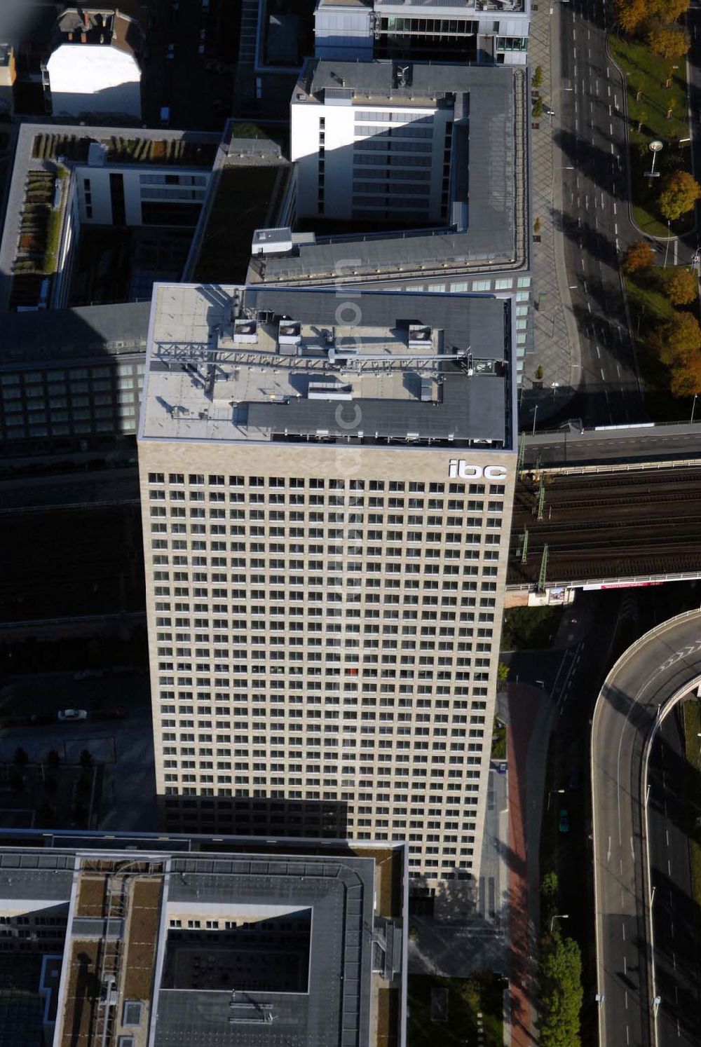 Frankfurt am Main from above - Blick auf das Investment Banking Center (IBC) - ein Gebäudekomplex der Deutschen Bank. Es soll gemeinsam mit dem Torhaus II das westliche Eingangstor zur Frankfurter Innenstadt werden. In dem Gebäude ist die Deutsche Bank Privat- und Geschäftskunden AG untergebracht. IBC Frankfurt am Main, Theodor-Heuss-Allee 70 Kontakt: Oliver Obert, Teamleader Bürovermietung - Telefon: +49 (0) 69 7543 1062 Email: oliver.obert@eu.jll.com