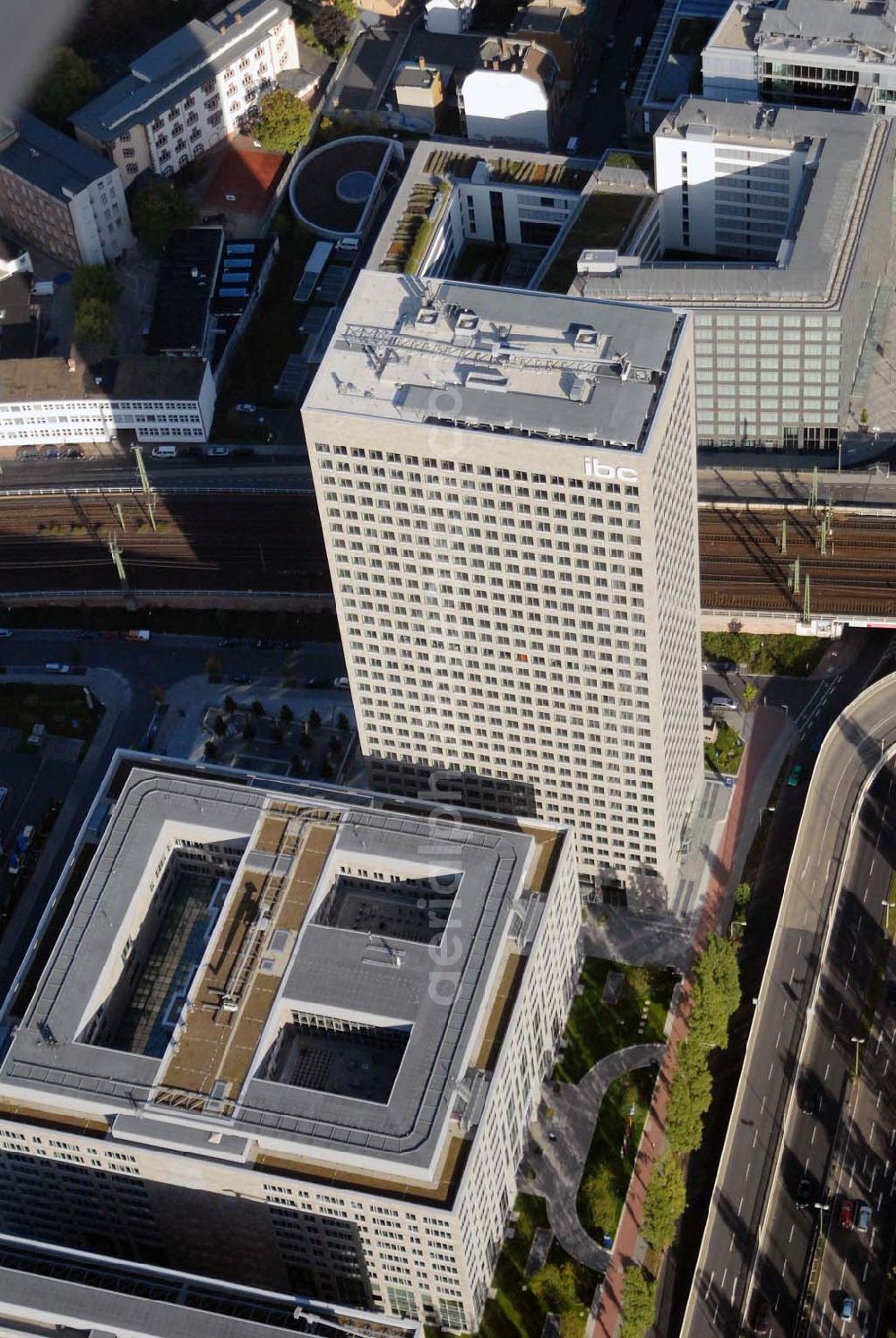 Frankfurt am Main from the bird's eye view: Blick auf das Investment Banking Center (IBC) - ein Gebäudekomplex der Deutschen Bank. Es soll gemeinsam mit dem Torhaus II das westliche Eingangstor zur Frankfurter Innenstadt werden. In dem Gebäude ist die Deutsche Bank Privat- und Geschäftskunden AG untergebracht. IBC Frankfurt am Main, Theodor-Heuss-Allee 70 Kontakt: Oliver Obert, Teamleader Bürovermietung - Telefon: +49 (0) 69 7543 1062 Email: oliver.obert@eu.jll.com