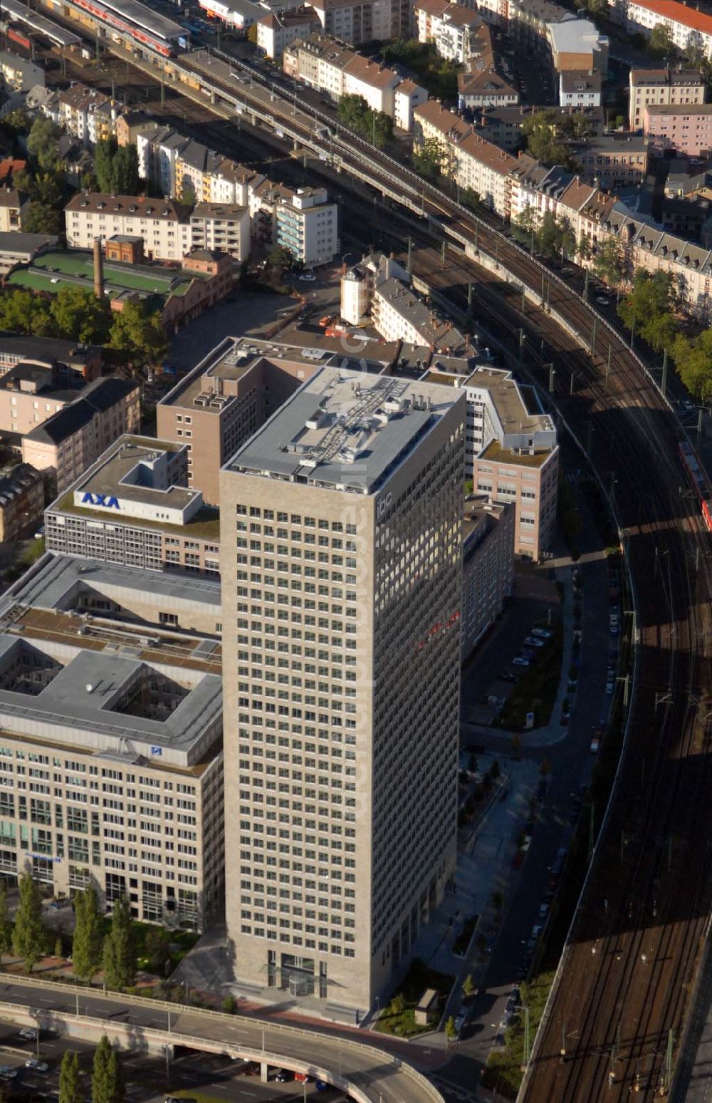 Aerial image Frankfurt am Main - Blick auf das Investment Banking Center (IBC) - ein Gebäudekomplex der Deutschen Bank. Es soll gemeinsam mit dem Torhaus II das westliche Eingangstor zur Frankfurter Innenstadt werden. In dem Gebäude ist die Deutsche Bank Privat- und Geschäftskunden AG untergebracht. Kontakt: IBC Frankfurt am Main, Theodor-Heuss-Allee 70 Kontakt: Oliver Obert, Teamleader Bürovermietung - Telefon: +49 (0) 69 7543 1062 Email: oliver.obert@eu.jll.com