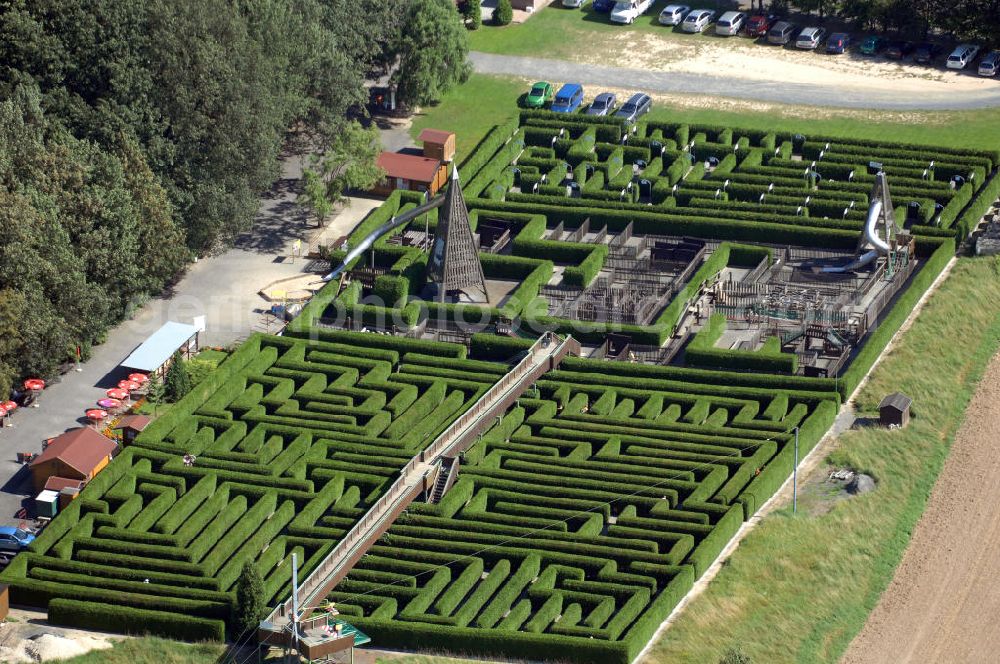 Bautzen from above - Blick auf den Irrgarten in Kleinwelka in der Nähe von Bautzen mit Abenteuerspielplatz. Das Labyrinth entstand 1992 auf einem ehemaligen Rapsfeld. Geöffnet hat das Labyrinth von März bis November. Kontakt: Regina Frenzel, Tel. +49(0)35935 20575, +49(0)35935 21575, Email: info@irrgarten-kleinwelka.de