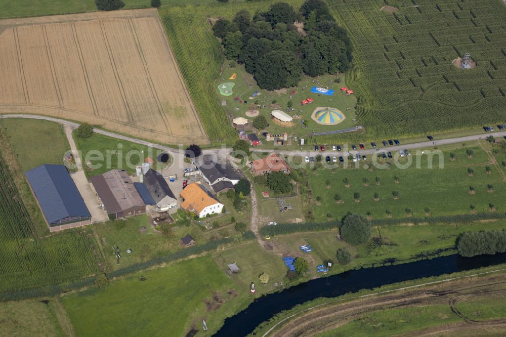 Gelinter from the bird's eye view: Maze - Labyrinth and holiday fun on a field in Gelinter town Wachtendonk in the state of North Rhine-Westphalia, Germany