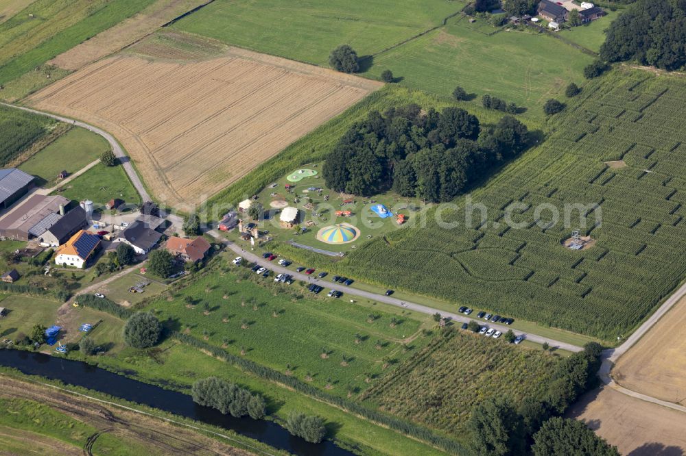 Aerial photograph Gelinter - Maze - Labyrinth and holiday fun on a field in Gelinter town Wachtendonk in the state of North Rhine-Westphalia, Germany