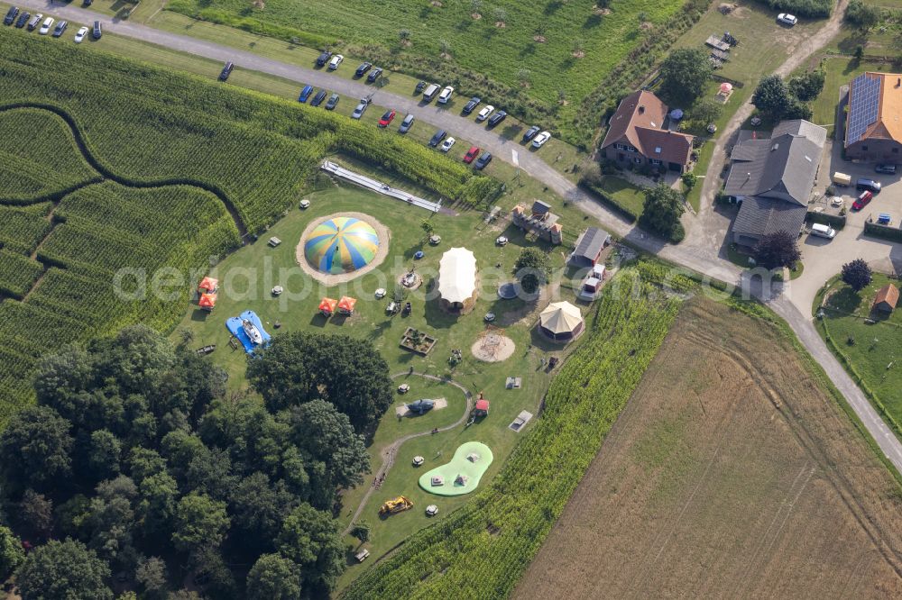 Gelinter from the bird's eye view: Maze - Labyrinth and holiday fun on a field in Gelinter town Wachtendonk in the state of North Rhine-Westphalia, Germany