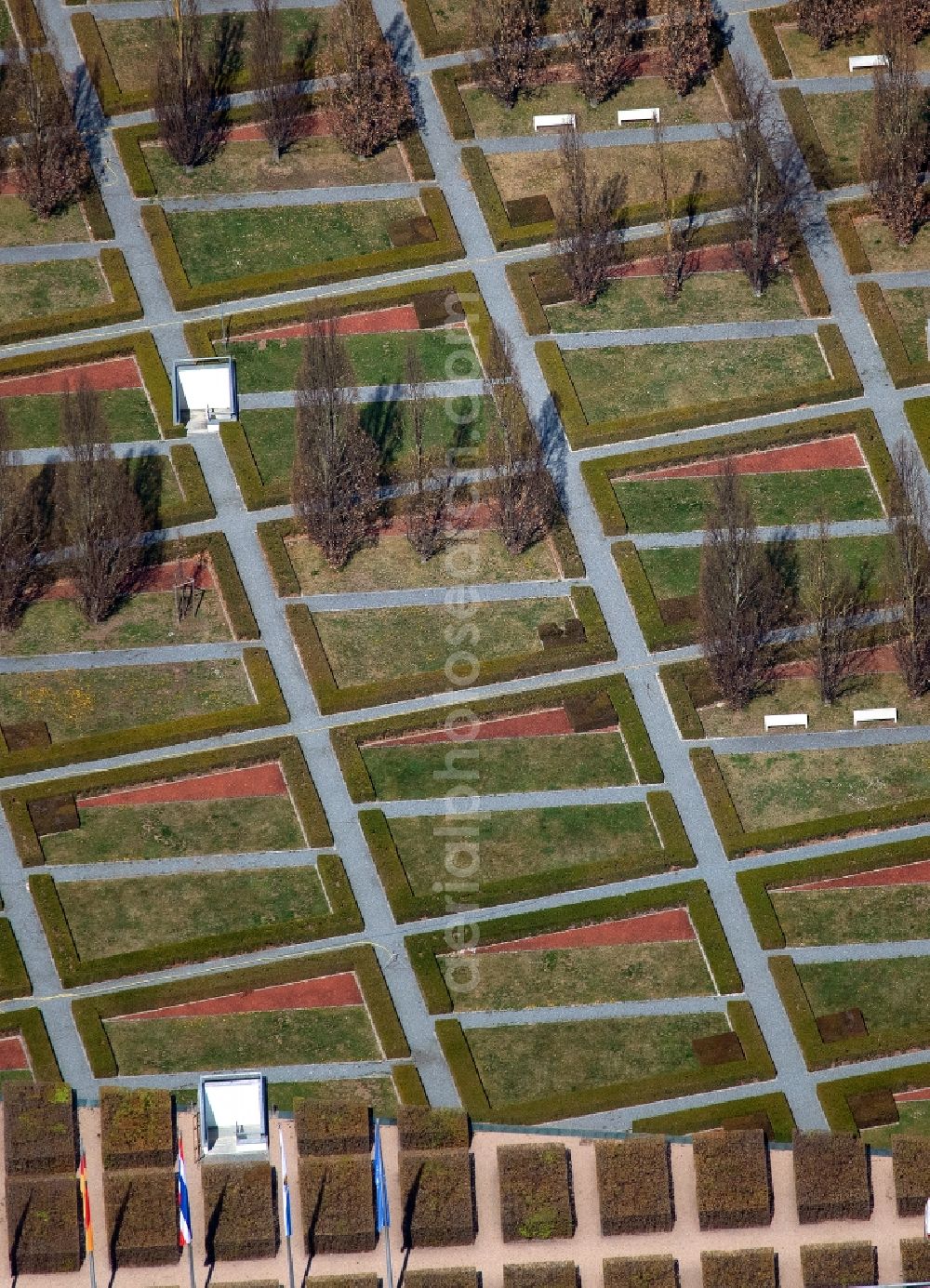 Aerial photograph München-Flughafen - Maze - Labyrinth on the premises of the hotel Hilton Munich Airport on Terminalstrasse Mitte in Muenchen-Flughafen in the state Bavaria, Germany