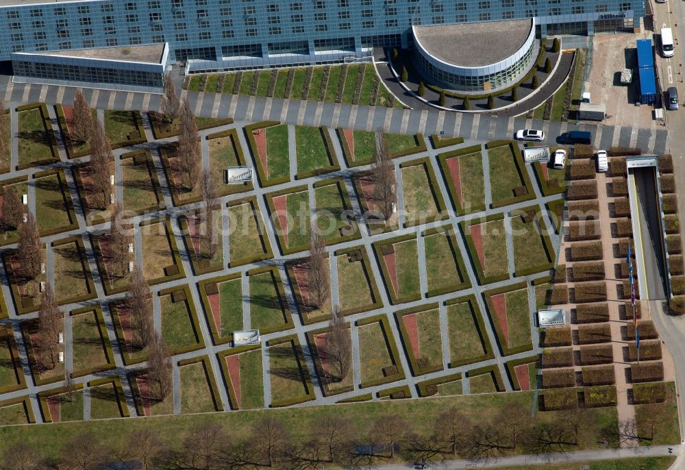 Aerial image München-Flughafen - Maze - Labyrinth on the premises of the hotel Hilton Munich Airport on Terminalstrasse Mitte in Muenchen-Flughafen in the state Bavaria, Germany