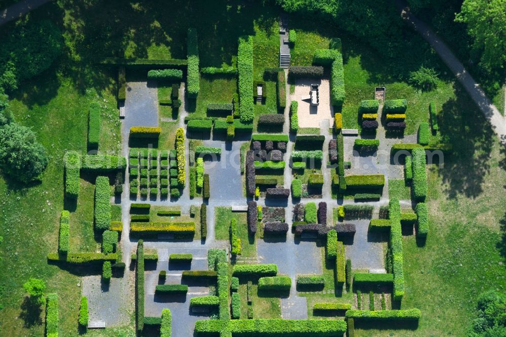 Schwerin from the bird's eye view: Maze - Labyrinth on Heckengarten on Lennestrasse in Schwerin in the state Mecklenburg - Western Pomerania, Germany