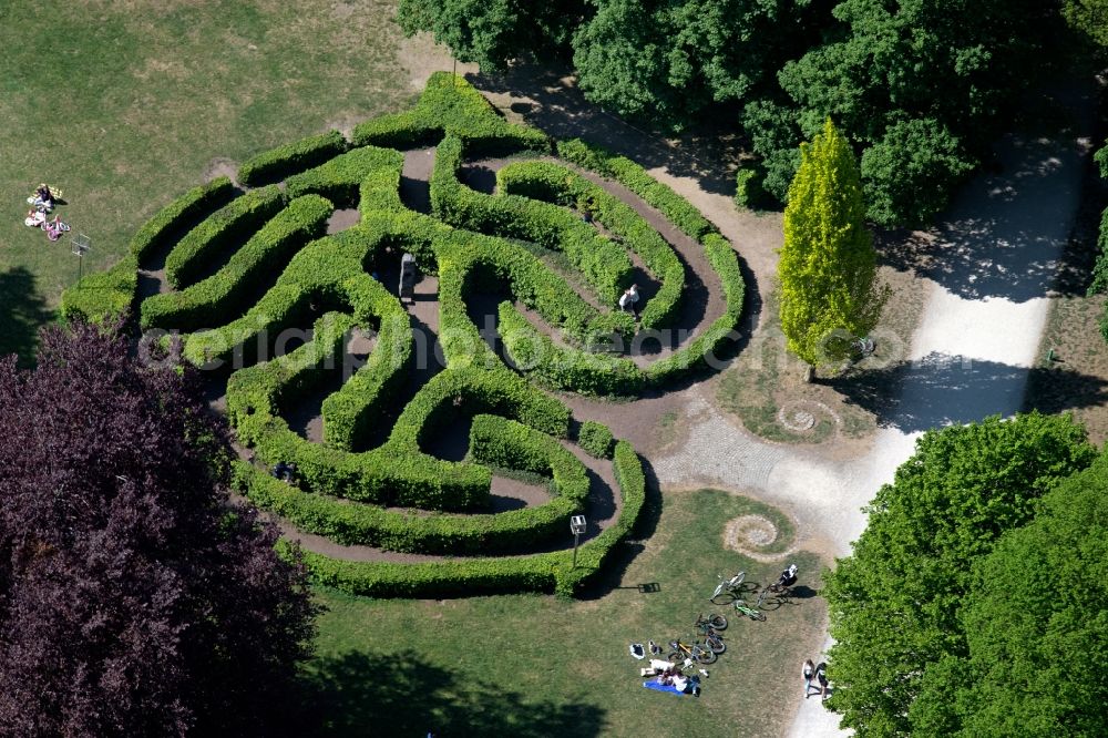 Aerial image München - Maze - Labyrinth on in Luitpoldpark in the district Schwabing-West in Munich in the state Bavaria, Germany