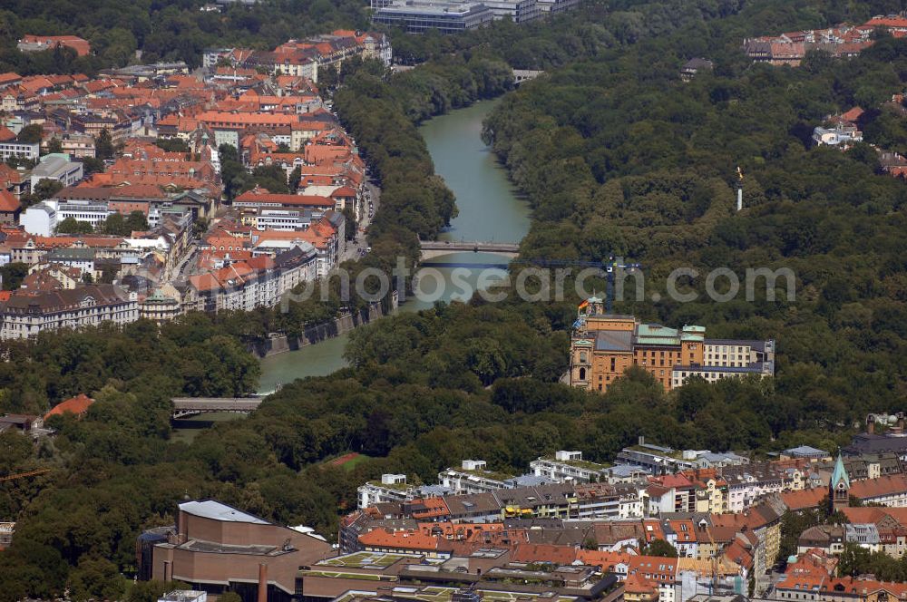 Aerial photograph München - Blick auf Isar mit Maximilaneum. Das Maximilaneum ist eine Stiftung und wurde im Jahre 1852 von König Maximilian II. von Bayern zu dem Zwecke gegründet, hochbegabten bayerischen Abiturienten ein sorgenfreies Studium an einer Münchner Universität zu ermöglichen. Seit 1980 ist können auch weibliche Studierende aufgenommen werden. Adresse: Stiftung Maximilianeum, Max-Planck-Straße 1, 81675 München Tel.: (0 89) 41 94 44-11