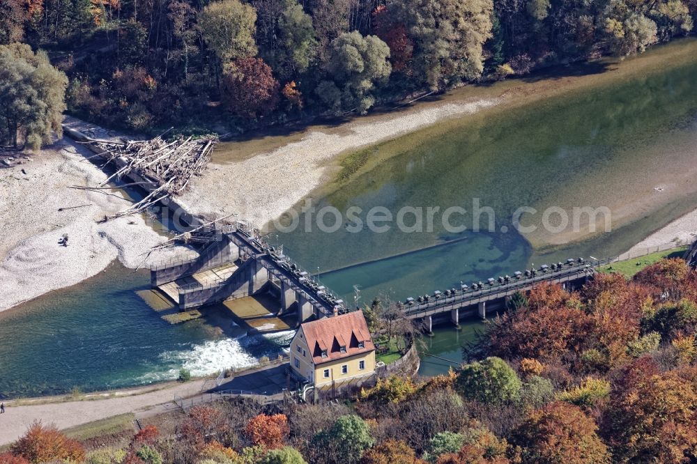 Pullach im Isartal from the bird's eye view: Weir at Grosshesselohe near Pullach in the Isartal in the state of Bavaria connects the Isar-Werkkanal with the Isar