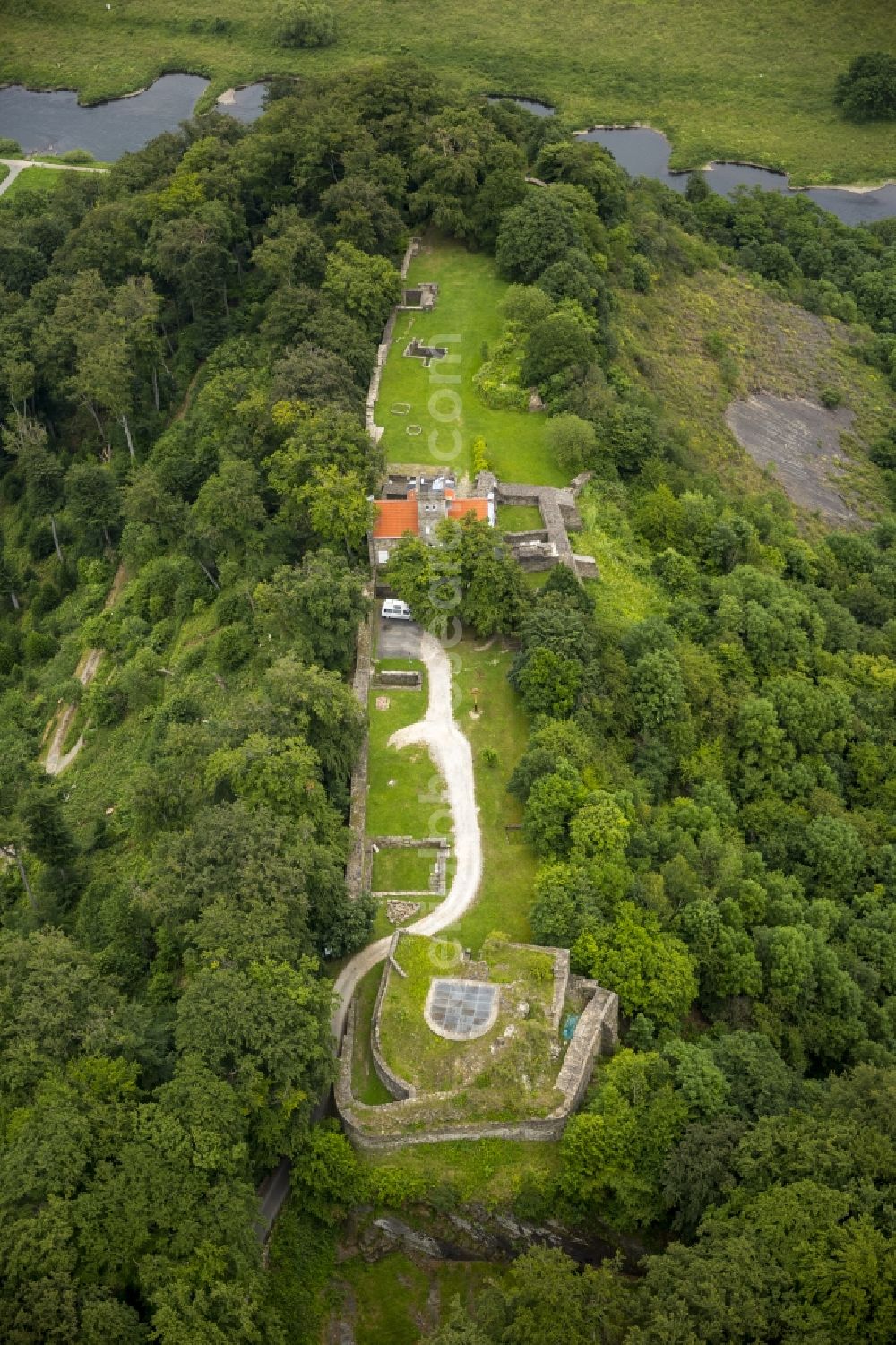 Aerial photograph Hattingen - View of the Isenburg in Hattingen in the state of North Rhine-Westphalia