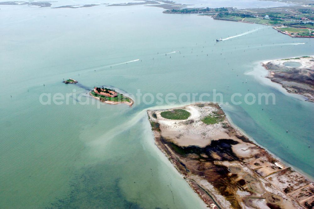 Venedig from the bird's eye view: Blick auf die Insel Isola Madonna del Monte in der Lagune von Venedig. Im Hintergrund ist die Stadt Mazzorbo zu erkennen. View to the island Isola Madonna del Monte in the lagoon of Venice. In the background the city Mazzorbo is recognizeable.