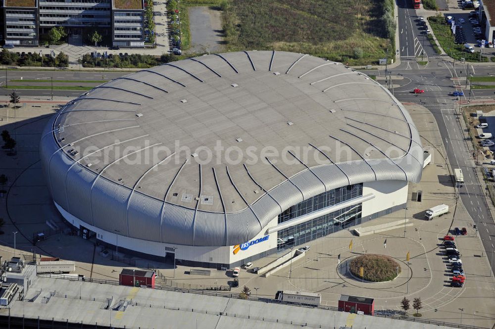 Düsseldorf from above - Blick auf den ISS Dome im Stadtteil Rath. Die Multifunktionshalle bietet Platz für bis 13.400 Besucher und ist die Heimspielstätte des Eishockeyvereins DEG Metro Stars. Hier finden auch an dere Sportveranstaltungen sowie Konzerte und Shows statt. The ISS Dome in the district Rath. The multi-functional hall can accommodate up to 13 400 visitors and is the home of the icehockey club DEG Metro Stars.There are also other sports and concerts and shows.