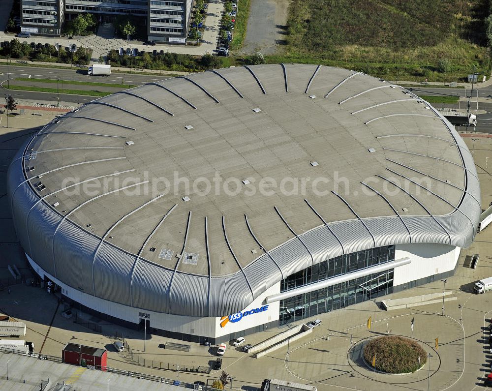 Aerial photograph Düsseldorf - Blick auf den ISS Dome im Stadtteil Rath. Die Multifunktionshalle bietet Platz für bis 13.400 Besucher und ist die Heimspielstätte des Eishockeyvereins DEG Metro Stars. Hier finden auch an dere Sportveranstaltungen sowie Konzerte und Shows statt. The ISS Dome in the district Rath. The multi-functional hall can accommodate up to 13 400 visitors and is the home of the icehockey club DEG Metro Stars.There are also other sports and concerts and shows.