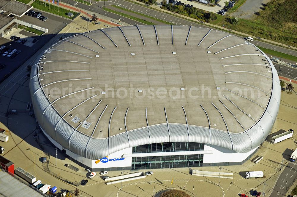 Düsseldorf from above - Blick auf den ISS Dome im Stadtteil Rath. Die Multifunktionshalle bietet Platz für bis 13.400 Besucher und ist die Heimspielstätte des Eishockeyvereins DEG Metro Stars. Hier finden auch an dere Sportveranstaltungen sowie Konzerte und Shows statt. The ISS Dome in the district Rath. The multi-functional hall can accommodate up to 13 400 visitors and is the home of the icehockey club DEG Metro Stars.There are also other sports and concerts and shows.