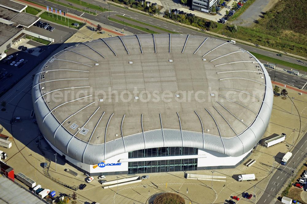 Düsseldorf from the bird's eye view: Blick auf den ISS Dome im Stadtteil Rath. Die Multifunktionshalle bietet Platz für bis 13.400 Besucher und ist die Heimspielstätte des Eishockeyvereins DEG Metro Stars. Hier finden auch an dere Sportveranstaltungen sowie Konzerte und Shows statt. The ISS Dome in the district Rath. The multi-functional hall can accommodate up to 13 400 visitors and is the home of the icehockey club DEG Metro Stars.There are also other sports and concerts and shows.