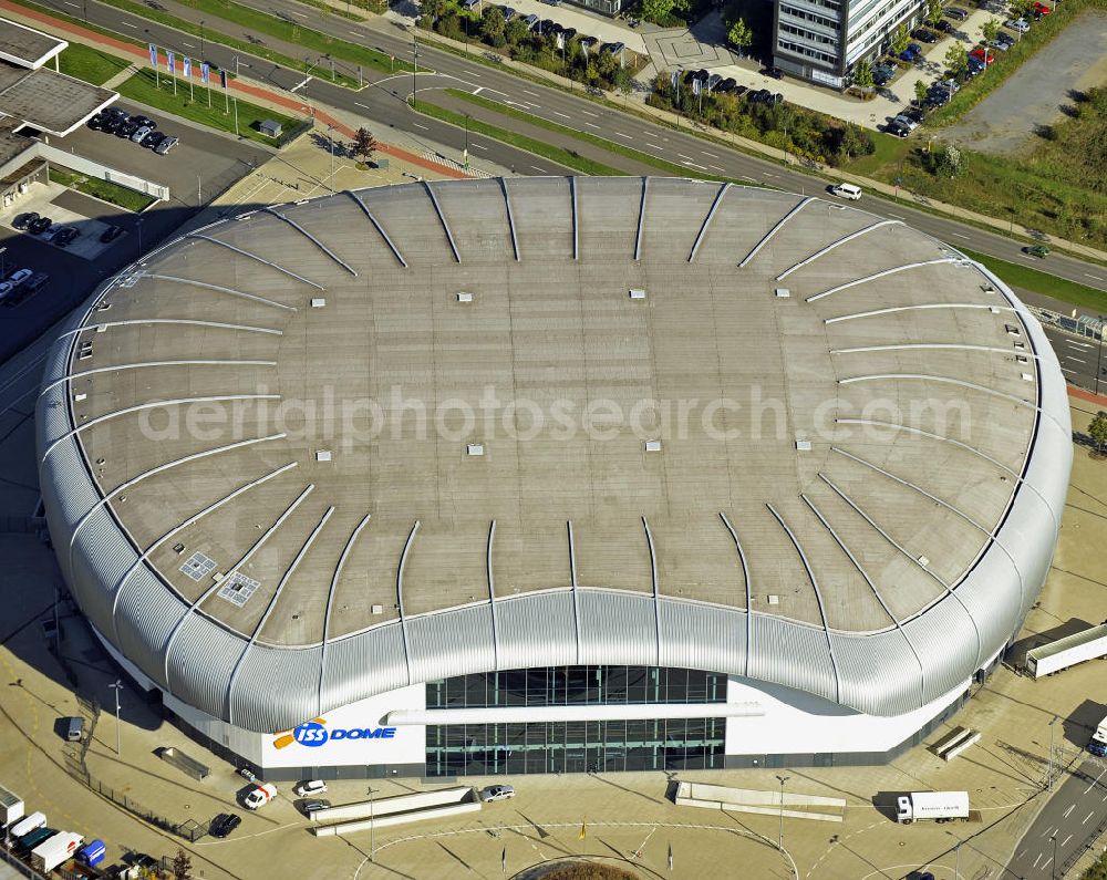 Aerial image Düsseldorf - Blick auf den ISS Dome im Stadtteil Rath. Die Multifunktionshalle bietet Platz für bis 13.400 Besucher und ist die Heimspielstätte des Eishockeyvereins DEG Metro Stars. Hier finden auch an dere Sportveranstaltungen sowie Konzerte und Shows statt. The ISS Dome in the district Rath. The multi-functional hall can accommodate up to 13 400 visitors and is the home of the icehockey club DEG Metro Stars.There are also other sports and concerts and shows.