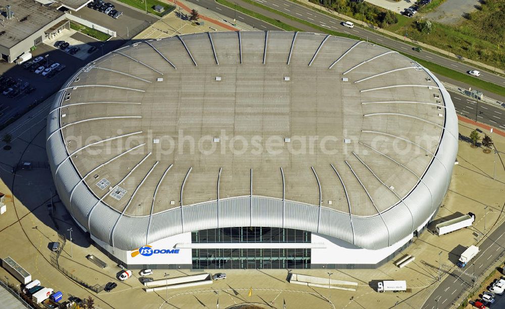 Aerial photograph Düsseldorf - Blick auf den ISS Dome im Stadtteil Rath. Die Multifunktionshalle bietet Platz für bis 13.400 Besucher und ist die Heimspielstätte des Eishockeyvereins DEG Metro Stars. Hier finden auch an dere Sportveranstaltungen sowie Konzerte und Shows statt. The ISS Dome in the district Rath. The multi-functional hall can accommodate up to 13 400 visitors and is the home of the icehockey club DEG Metro Stars.There are also other sports and concerts and shows.