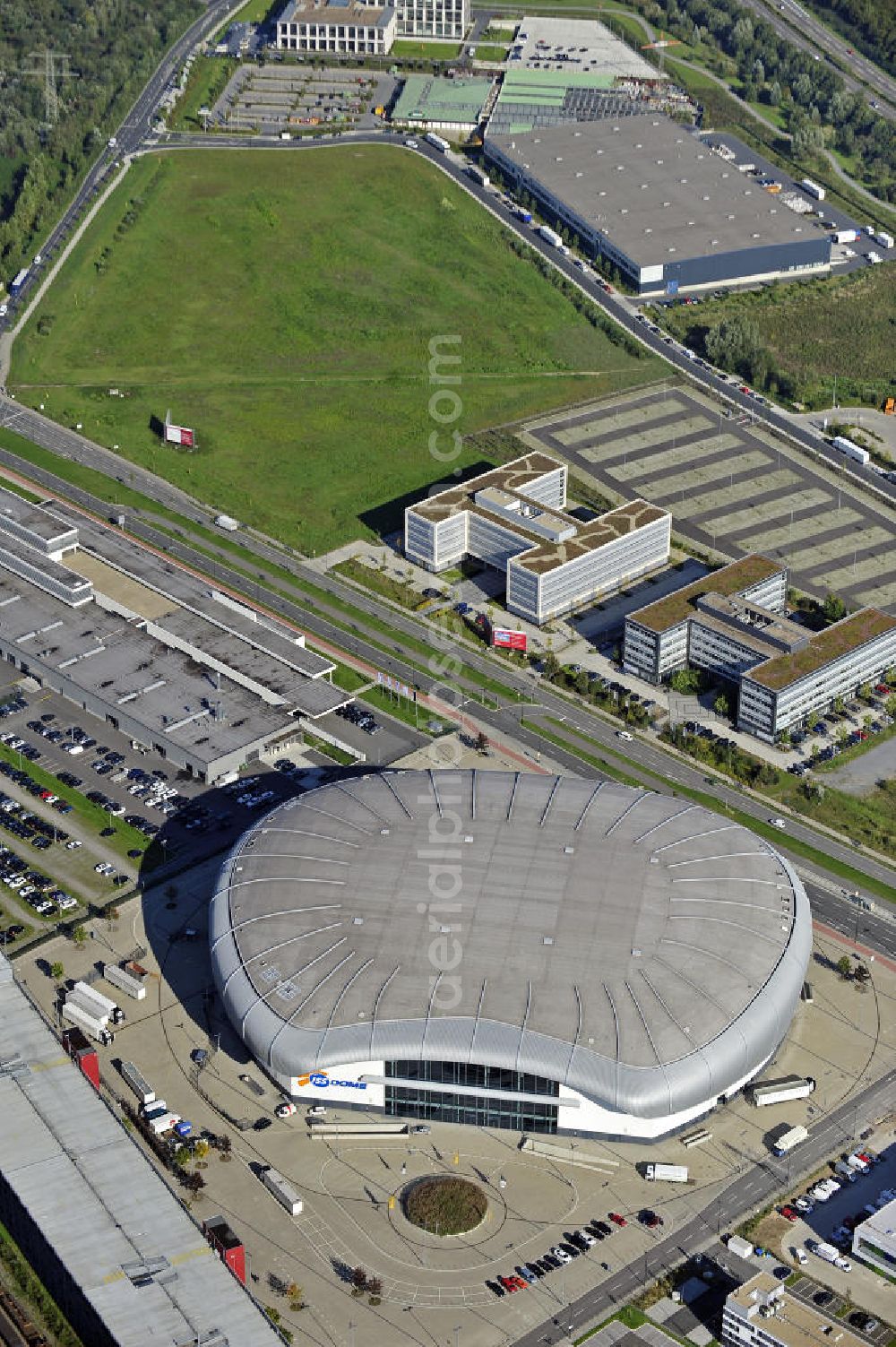 Düsseldorf from above - Blick auf den ISS Dome im Stadtteil Rath. Die Multifunktionshalle bietet Platz für bis 13.400 Besucher und ist die Heimspielstätte des Eishockeyvereins DEG Metro Stars. Hier finden auch an dere Sportveranstaltungen sowie Konzerte und Shows statt. The ISS Dome in the district Rath. The multi-functional hall can accommodate up to 13 400 visitors and is the home of the icehockey club DEG Metro Stars.There are also other sports and concerts and shows.