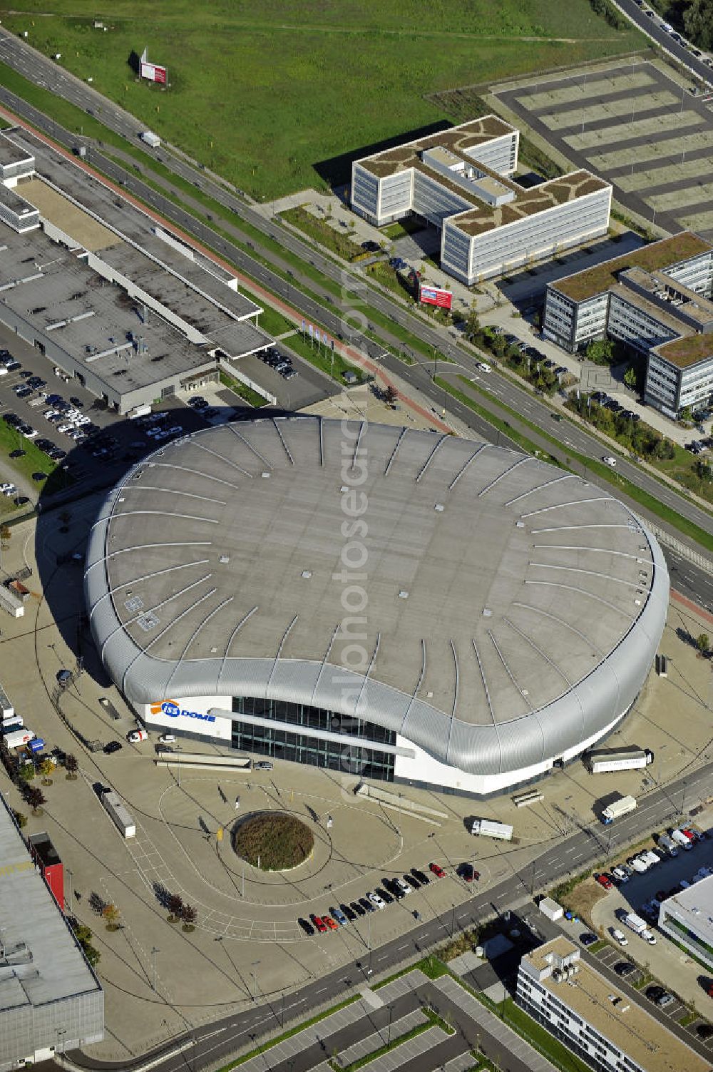 Aerial image Düsseldorf - Blick auf den ISS Dome im Stadtteil Rath. Die Multifunktionshalle bietet Platz für bis 13.400 Besucher und ist die Heimspielstätte des Eishockeyvereins DEG Metro Stars. Hier finden auch an dere Sportveranstaltungen sowie Konzerte und Shows statt. The ISS Dome in the district Rath. The multi-functional hall can accommodate up to 13 400 visitors and is the home of the icehockey club DEG Metro Stars.There are also other sports and concerts and shows.