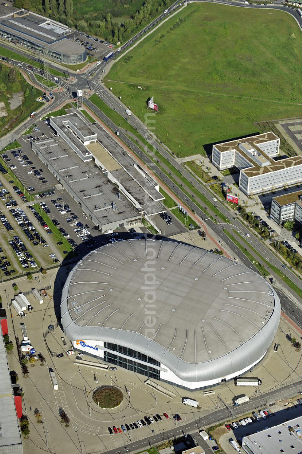 Aerial photograph Düsseldorf - Blick auf den ISS Dome im Stadtteil Rath. Die Multifunktionshalle bietet Platz für bis 13.400 Besucher und ist die Heimspielstätte des Eishockeyvereins DEG Metro Stars. Hier finden auch an dere Sportveranstaltungen sowie Konzerte und Shows statt. The ISS Dome in the district Rath. The multi-functional hall can accommodate up to 13 400 visitors and is the home of the icehockey club DEG Metro Stars.There are also other sports and concerts and shows.