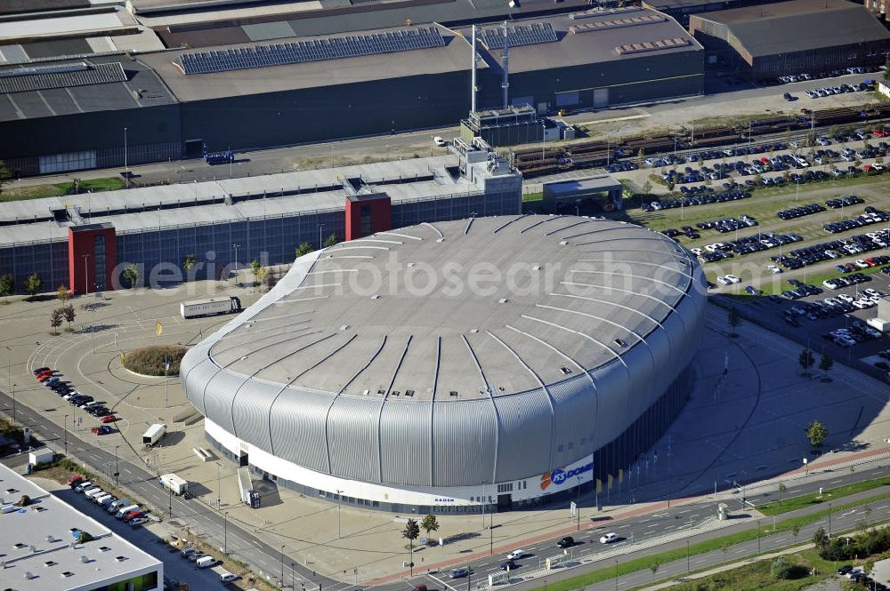 Düsseldorf from above - Blick auf den ISS Dome im Stadtteil Rath. Die Multifunktionshalle bietet Platz für bis 13.400 Besucher und ist die Heimspielstätte des Eishockeyvereins DEG Metro Stars. Hier finden auch an dere Sportveranstaltungen sowie Konzerte und Shows statt. The ISS Dome in the district Rath. The multi-functional hall can accommodate up to 13 400 visitors and is the home of the icehockey club DEG Metro Stars.There are also other sports and concerts and shows.