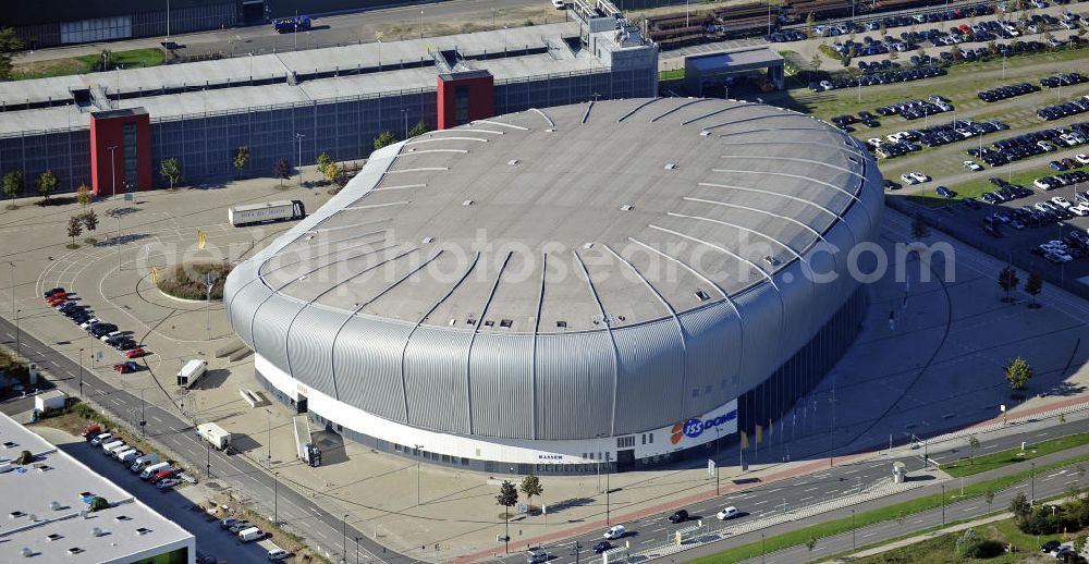 Düsseldorf from the bird's eye view: Blick auf den ISS Dome im Stadtteil Rath. Die Multifunktionshalle bietet Platz für bis 13.400 Besucher und ist die Heimspielstätte des Eishockeyvereins DEG Metro Stars. Hier finden auch an dere Sportveranstaltungen sowie Konzerte und Shows statt. The ISS Dome in the district Rath. The multi-functional hall can accommodate up to 13 400 visitors and is the home of the icehockey club DEG Metro Stars.There are also other sports and concerts and shows.