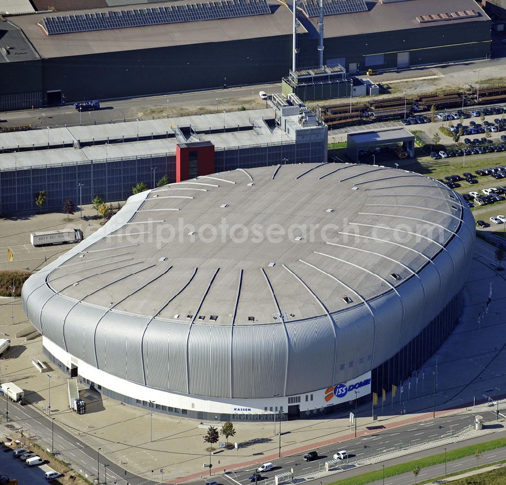 Aerial image Düsseldorf - Blick auf den ISS Dome im Stadtteil Rath. Die Multifunktionshalle bietet Platz für bis 13.400 Besucher und ist die Heimspielstätte des Eishockeyvereins DEG Metro Stars. Hier finden auch an dere Sportveranstaltungen sowie Konzerte und Shows statt. The ISS Dome in the district Rath. The multi-functional hall can accommodate up to 13 400 visitors and is the home of the icehockey club DEG Metro Stars.There are also other sports and concerts and shows.