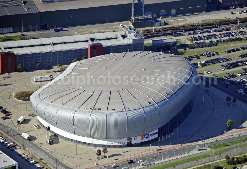 Aerial photograph Düsseldorf - Blick auf den ISS Dome im Stadtteil Rath. Die Multifunktionshalle bietet Platz für bis 13.400 Besucher und ist die Heimspielstätte des Eishockeyvereins DEG Metro Stars. Hier finden auch an dere Sportveranstaltungen sowie Konzerte und Shows statt. The ISS Dome in the district Rath. The multi-functional hall can accommodate up to 13 400 visitors and is the home of the icehockey club DEG Metro Stars.There are also other sports and concerts and shows.