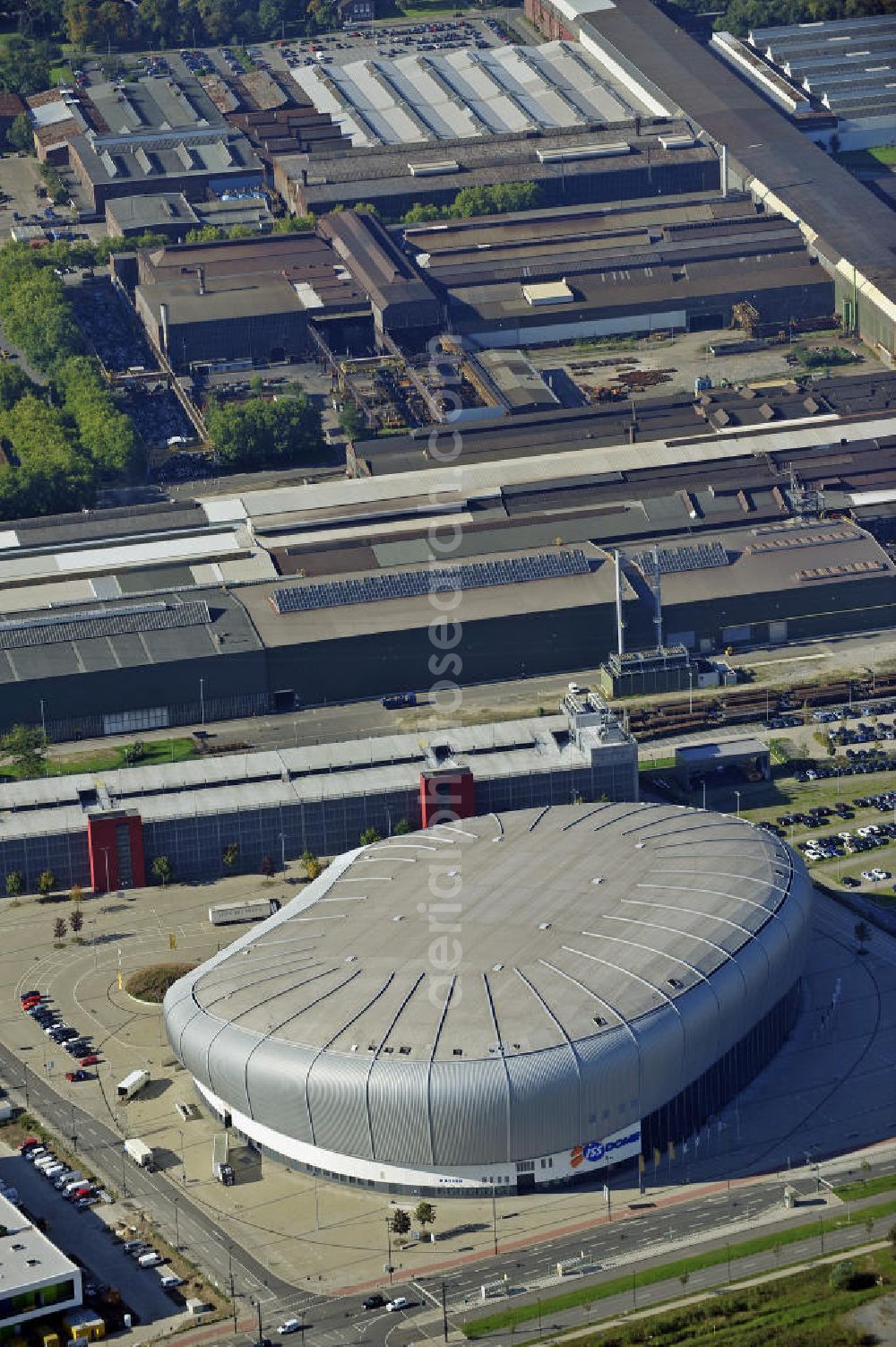 Düsseldorf from above - Blick auf den ISS Dome im Stadtteil Rath. Die Multifunktionshalle bietet Platz für bis 13.400 Besucher und ist die Heimspielstätte des Eishockeyvereins DEG Metro Stars. Hier finden auch an dere Sportveranstaltungen sowie Konzerte und Shows statt. The ISS Dome in the district Rath. The multi-functional hall can accommodate up to 13 400 visitors and is the home of the icehockey club DEG Metro Stars.There are also other sports and concerts and shows.