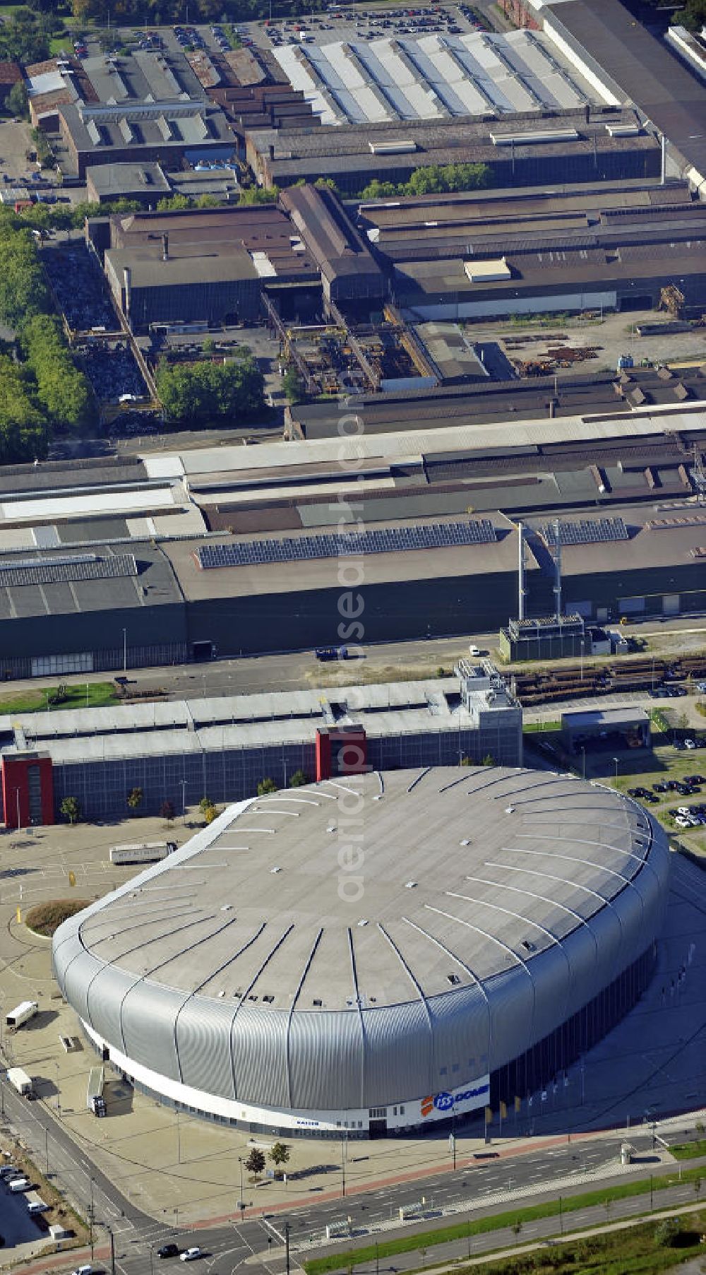 Aerial image Düsseldorf - Blick auf den ISS Dome im Stadtteil Rath. Die Multifunktionshalle bietet Platz für bis 13.400 Besucher und ist die Heimspielstätte des Eishockeyvereins DEG Metro Stars. Hier finden auch an dere Sportveranstaltungen sowie Konzerte und Shows statt. The ISS Dome in the district Rath. The multi-functional hall can accommodate up to 13 400 visitors and is the home of the icehockey club DEG Metro Stars.There are also other sports and concerts and shows.