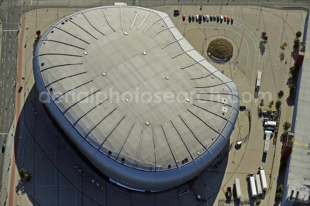 Aerial photograph Düsseldorf - Blick auf den ISS Dome im Stadtteil Rath. Die Multifunktionshalle bietet Platz für bis 13.400 Besucher und ist die Heimspielstätte des Eishockeyvereins DEG Metro Stars. Hier finden auch an dere Sportveranstaltungen sowie Konzerte und Shows statt. The ISS Dome in the district Rath. The multi-functional hall can accommodate up to 13 400 visitors and is the home of the icehockey club DEG Metro Stars.There are also other sports and concerts and shows.