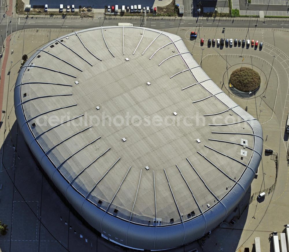 Düsseldorf from above - Blick auf den ISS Dome im Stadtteil Rath. Die Multifunktionshalle bietet Platz für bis 13.400 Besucher und ist die Heimspielstätte des Eishockeyvereins DEG Metro Stars. Hier finden auch an dere Sportveranstaltungen sowie Konzerte und Shows statt. The ISS Dome in the district Rath. The multi-functional hall can accommodate up to 13 400 visitors and is the home of the icehockey club DEG Metro Stars.There are also other sports and concerts and shows.