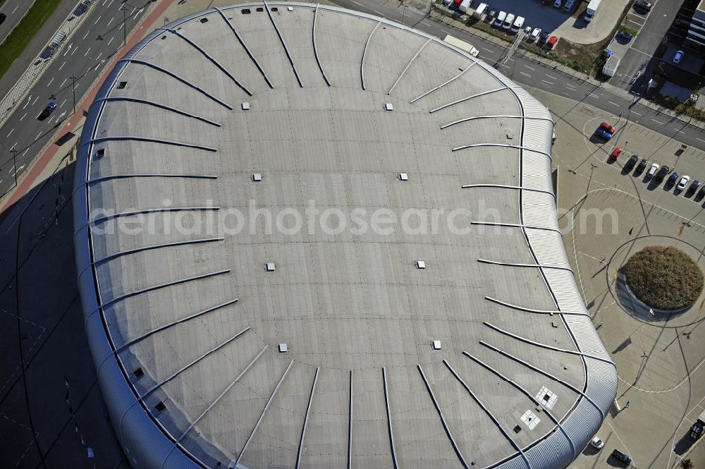 Düsseldorf from the bird's eye view: Blick auf den ISS Dome im Stadtteil Rath. Die Multifunktionshalle bietet Platz für bis 13.400 Besucher und ist die Heimspielstätte des Eishockeyvereins DEG Metro Stars. Hier finden auch an dere Sportveranstaltungen sowie Konzerte und Shows statt. The ISS Dome in the district Rath. The multi-functional hall can accommodate up to 13 400 visitors and is the home of the icehockey club DEG Metro Stars.There are also other sports and concerts and shows.