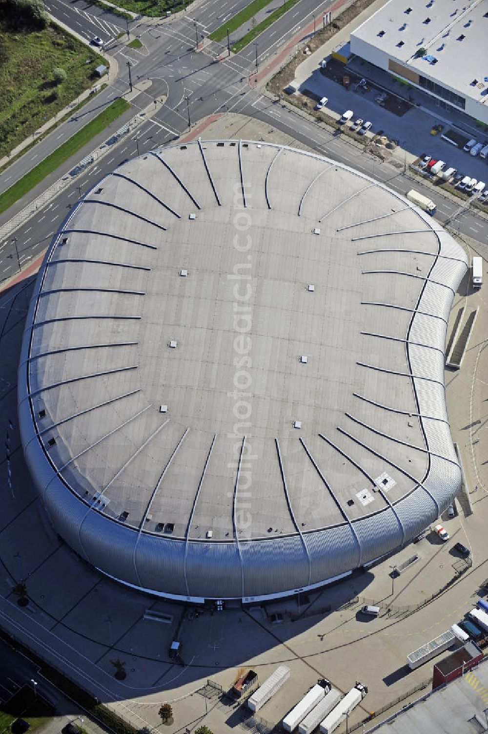 Aerial image Düsseldorf - Blick auf den ISS Dome im Stadtteil Rath. Die Multifunktionshalle bietet Platz für bis 13.400 Besucher und ist die Heimspielstätte des Eishockeyvereins DEG Metro Stars. Hier finden auch an dere Sportveranstaltungen sowie Konzerte und Shows statt. The ISS Dome in the district Rath. The multi-functional hall can accommodate up to 13 400 visitors and is the home of the icehockey club DEG Metro Stars.There are also other sports and concerts and shows.