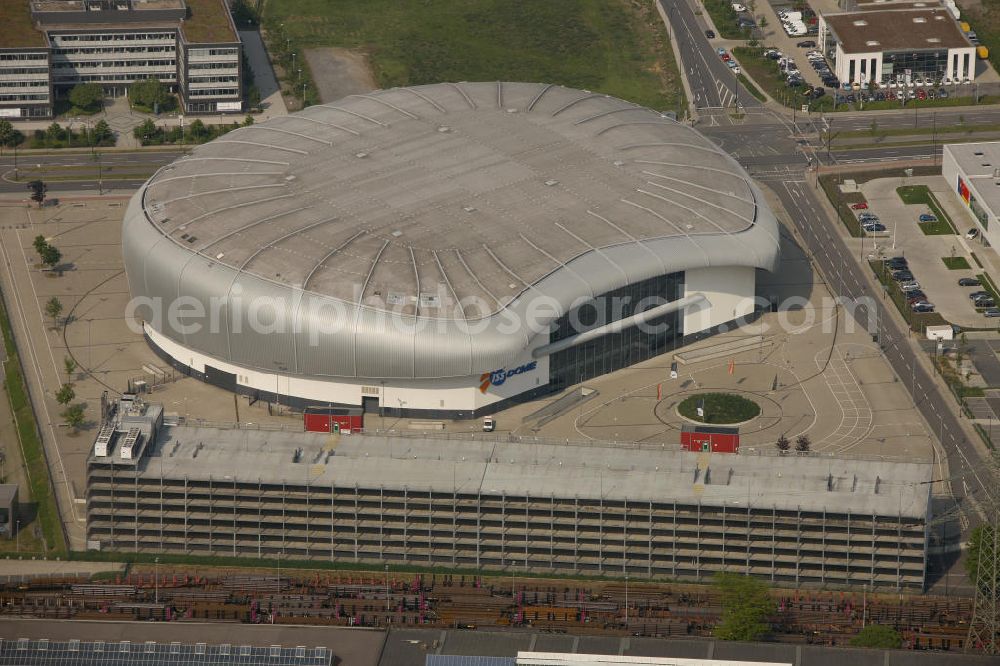 Aerial image Düsseldorf - Blick auf den ISS Dome im Stadtteil Rath. Die Multifunktionshalle bietet Platz für bis 13.400 Besucher und ist die Heimspielstätte des Eishockeyvereins DEG Metro Stars. Hier finden auch an dere Sportveranstaltungen sowie Konzerte und Shows statt. The ISS Dome in the district Rath. The multi-functional hall can accommodate up to 13 400 visitors and is the home of the icehockey club DEG Metro Stars.There are also other sports and concerts and shows.